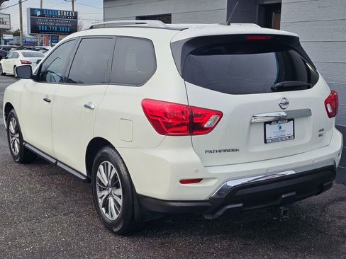 Used 2018 Nissan Pathfinder SV image 3