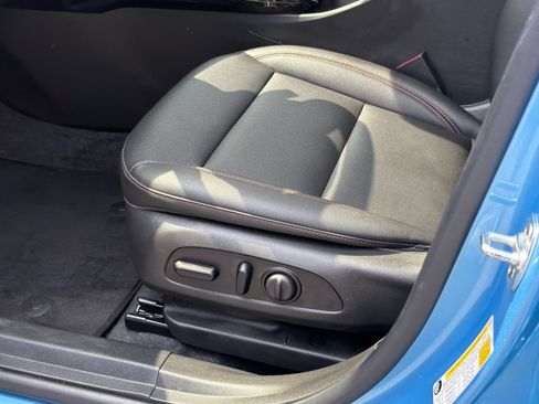Used 2025 Chevrolet Trax RS w/ Sunroof Package FWD image 15
