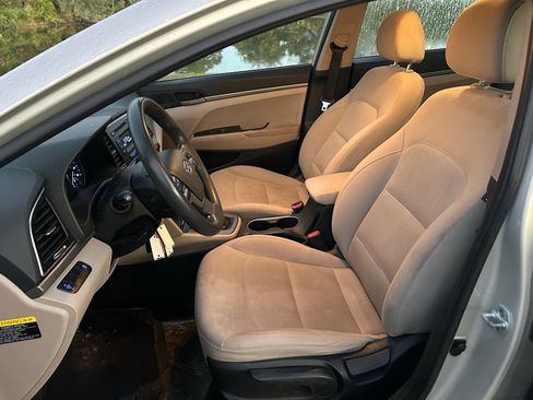 Used 2017 Hyundai Elantra SE image 14