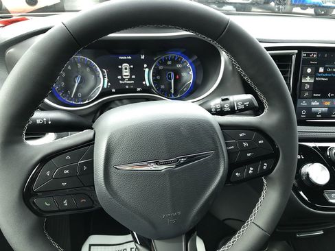 New 2026 Chrysler Pacifica Select image 25