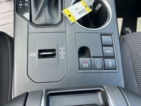 Used 2025 Toyota Highlander LE FWD image 29