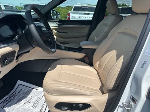 Used 2024 Jeep Grand Cherokee Limited image 35