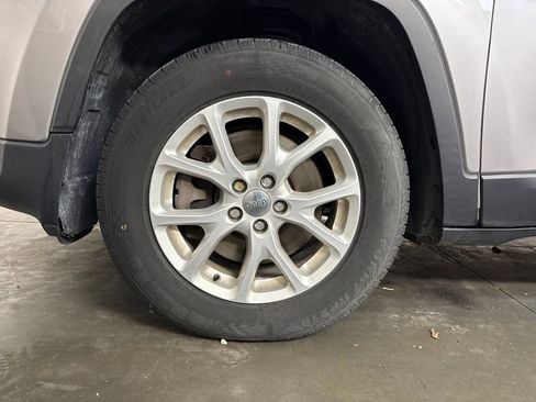 Used 2018 Jeep Cherokee Latitude w/ Cold Weather Group image 28