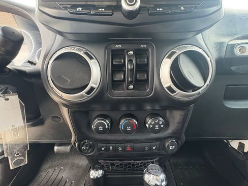 Used 2016 Jeep Wrangler Unlimited Sahara w/ Connectivity Group image 33
