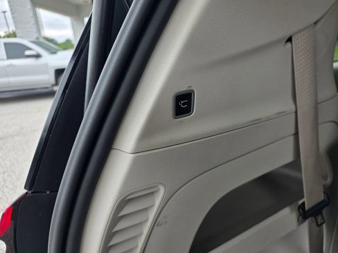 Used 2024 Chrysler Pacifica Touring-L FWD image 31