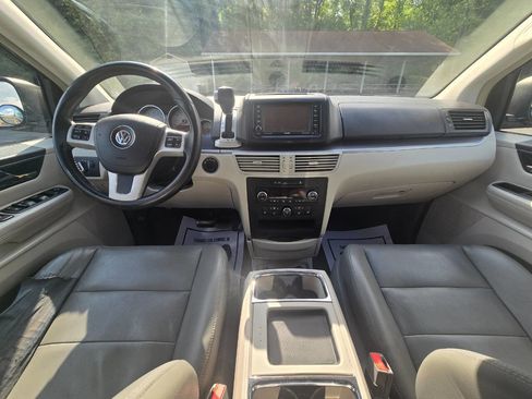 Used 2011 Volkswagen Routan SEL image 34