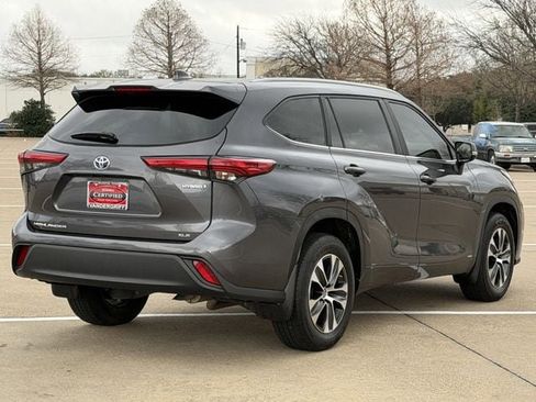 Used 2023 Toyota Highlander XLE image 4