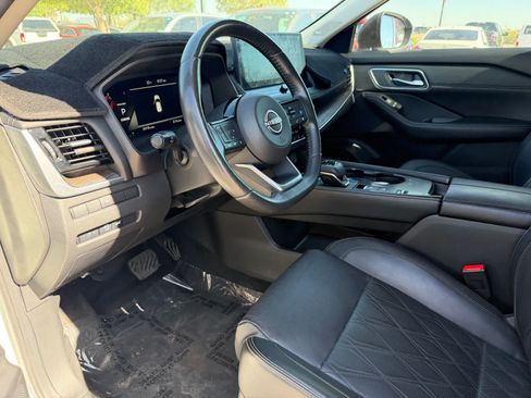 Certified 2024 Nissan Rogue Platinum FWD image 2