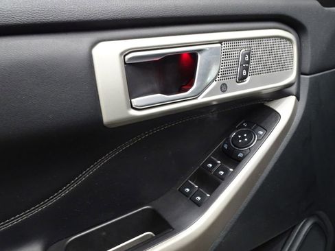 Used 2023 Ford Explorer Limited image 19