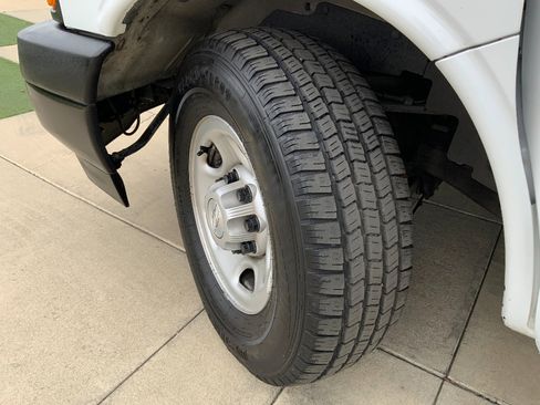 Used 2018 Chevrolet Express 2500 image 22