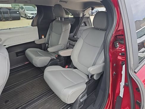 Used 2026 Toyota Sienna XLE AWD/4WD image 16