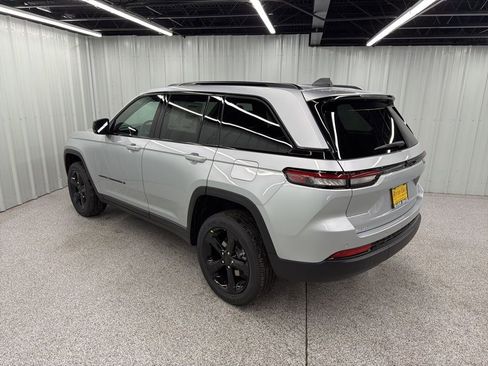 New 2025 Jeep Grand Cherokee Altitude image 4