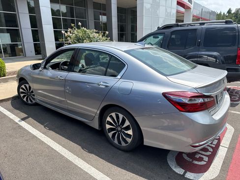 Used 2017 Honda Accord Touring image 5