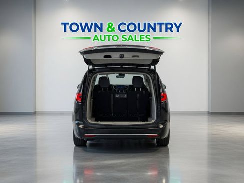 Used 2021 Chrysler Pacifica Touring-L FWD image 5