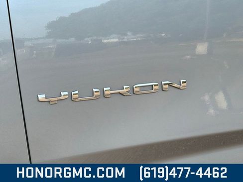 Used 2023 GMC Yukon SLT w/ SLT Premium Package image 9