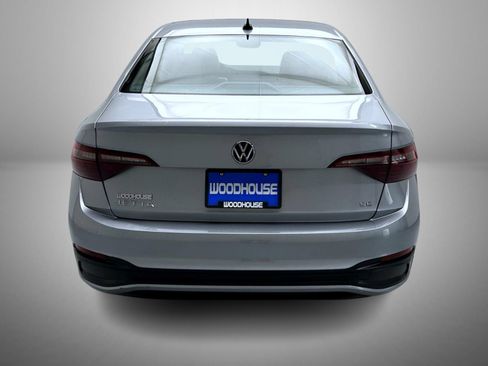 Used 2024 Volkswagen Jetta SE FWD image 6