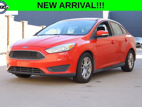 Used 2015 Ford Focus SE FWD image 1