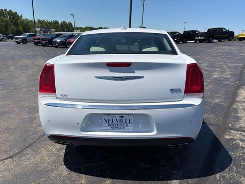 Used 2017 Chrysler 300 Limited w/ 300 Premium Group RWD image 5