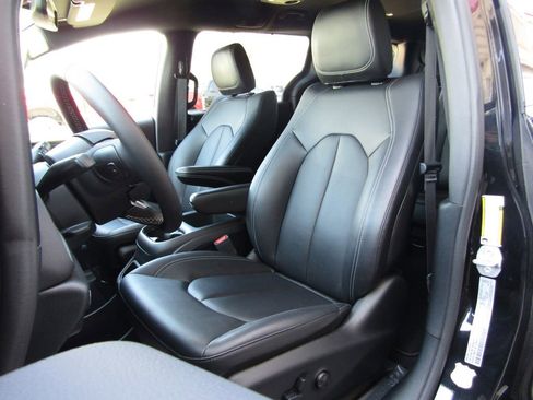 Used 2025 Chrysler Pacifica Select image 23