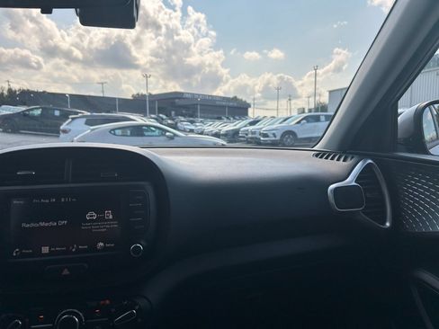 Used 2025 Kia Soul LX w/ LX Technology Package FWD image 25