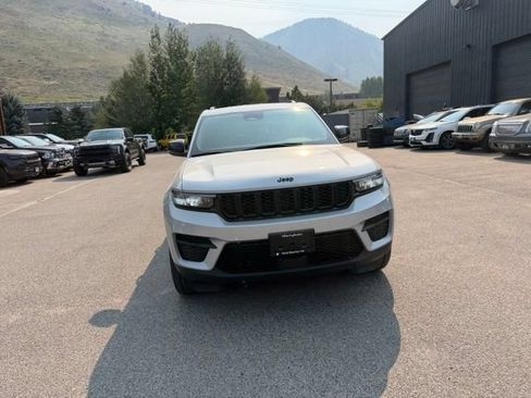 Used 2023 Jeep Grand Cherokee Altitude AWD/4WD image 4