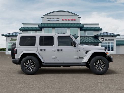 Used 2025 Jeep Wrangler Unlimited Sahara AWD/4WD image 21