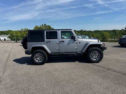 Used 2018 Jeep Wrangler Unlimited Sahara w/ Connectivity Group AWD/4WD image 3