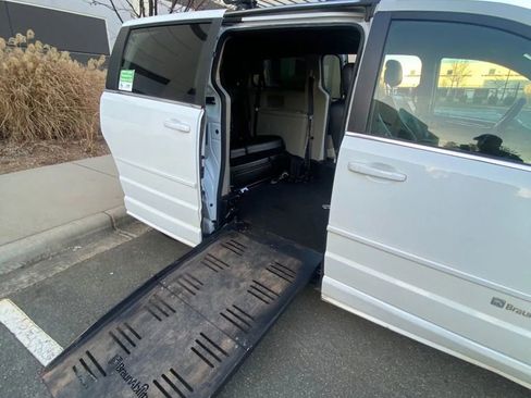 Used 2017 Dodge Grand Caravan SXT image 14