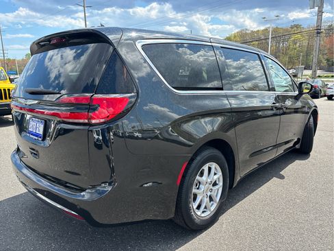 Used 2023 Chrysler Pacifica Touring-L FWD image 24