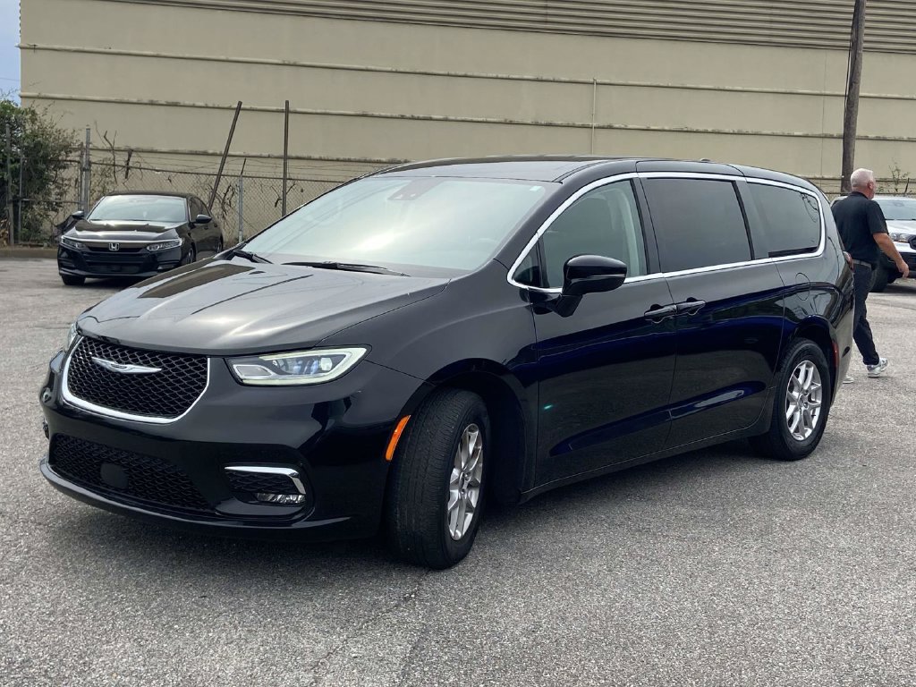 Used 2024 Chrysler Pacifica Touring-L FWD image 5