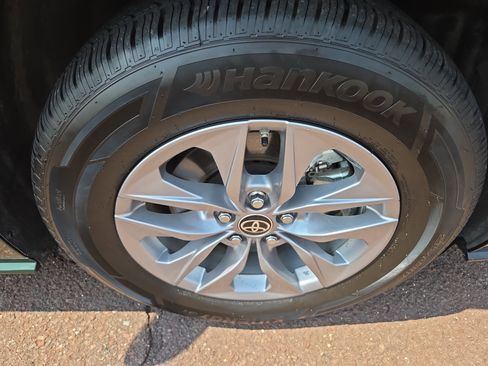Used 2025 Toyota Sienna LE w/ LE Plus Package AWD/4WD image 9