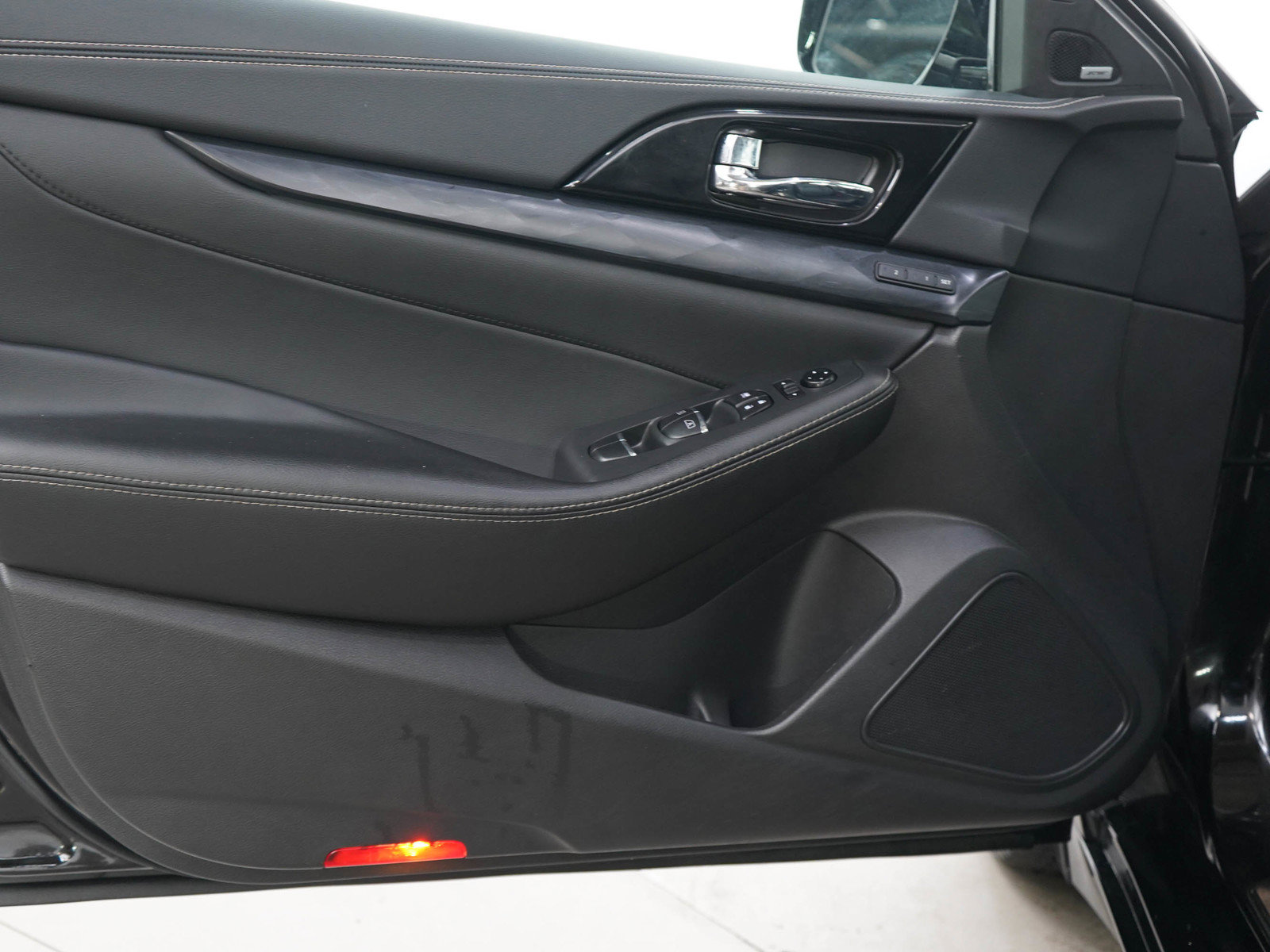 Used 2023 Nissan Maxima Platinum w/ Sport Mat Group FWD image 17