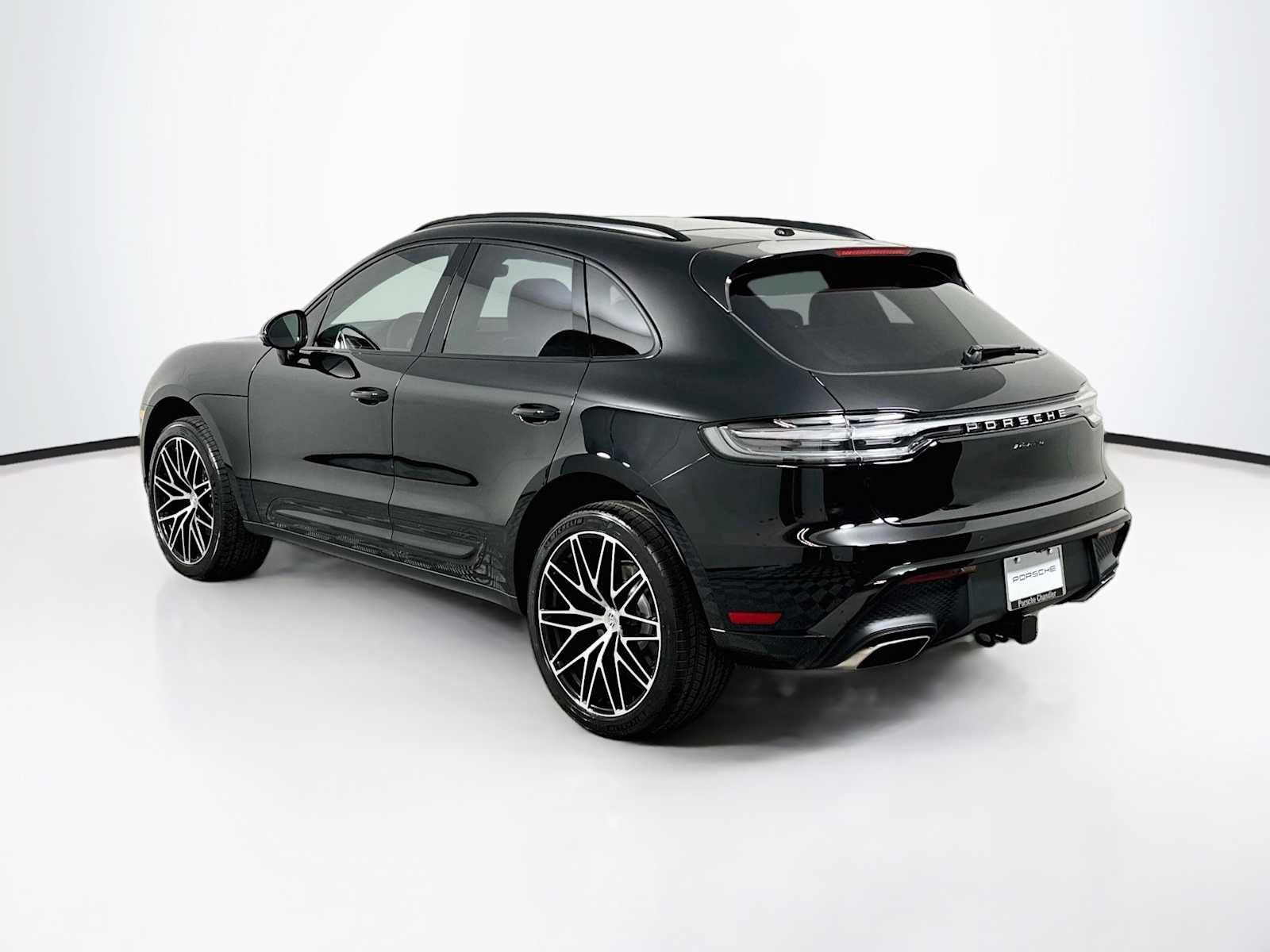 Certified 2025 Porsche Macan AWD/4WD image 3