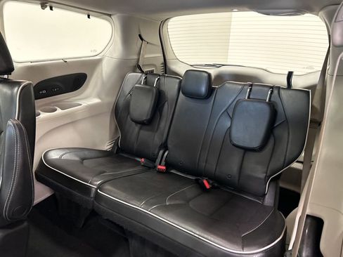Used 2021 Chrysler Pacifica Limited image 30