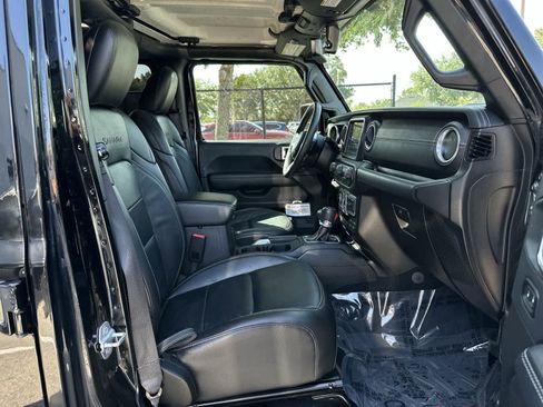 Used 2018 Jeep Wrangler Unlimited Sahara AWD/4WD image 9