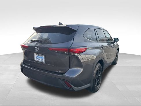 Used 2022 Toyota Highlander LE image 9