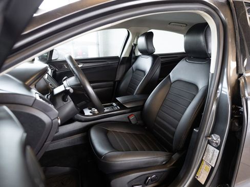 Used 2018 Ford Fusion SE w/ Equipment Group 201A FWD image 10