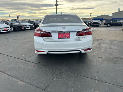 Used 2017 Honda Accord Touring image 3