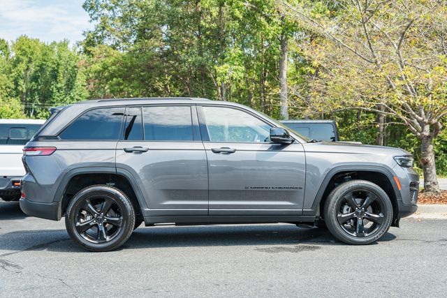 Used 2023 Jeep Grand Cherokee Altitude AWD/4WD image 7