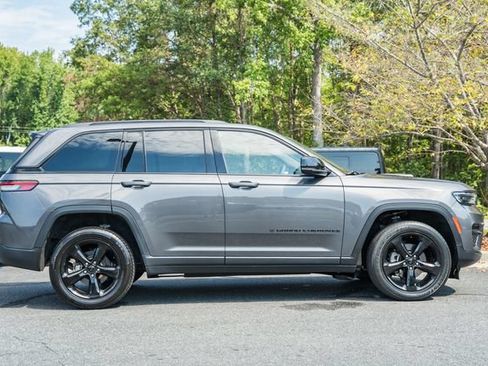 Used 2023 Jeep Grand Cherokee Altitude AWD/4WD image 7