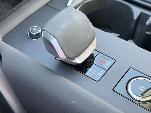 Used 2025 Land Rover Discovery Dynamic SE image 16