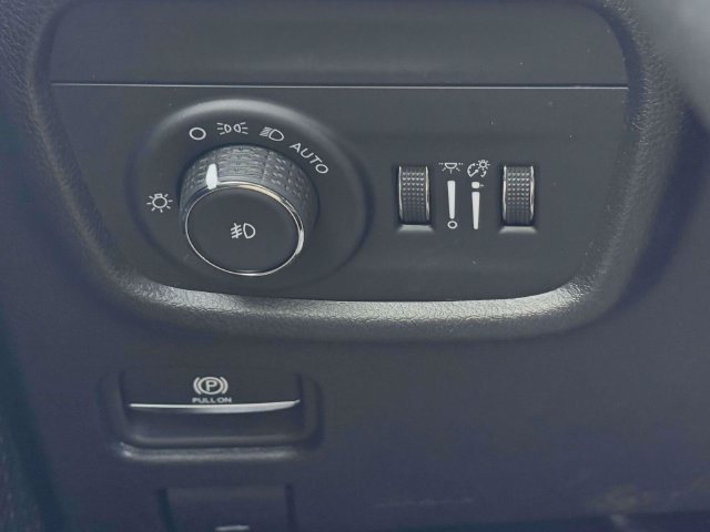 Used 2023 Jeep Grand Cherokee Limited AWD/4WD image 23