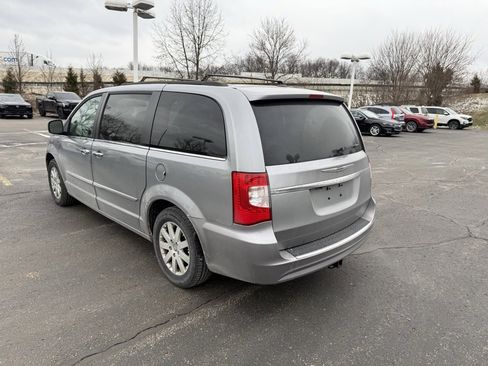Used 2014 Chrysler Town & Country Touring w/ Driver Convenience Group image 2