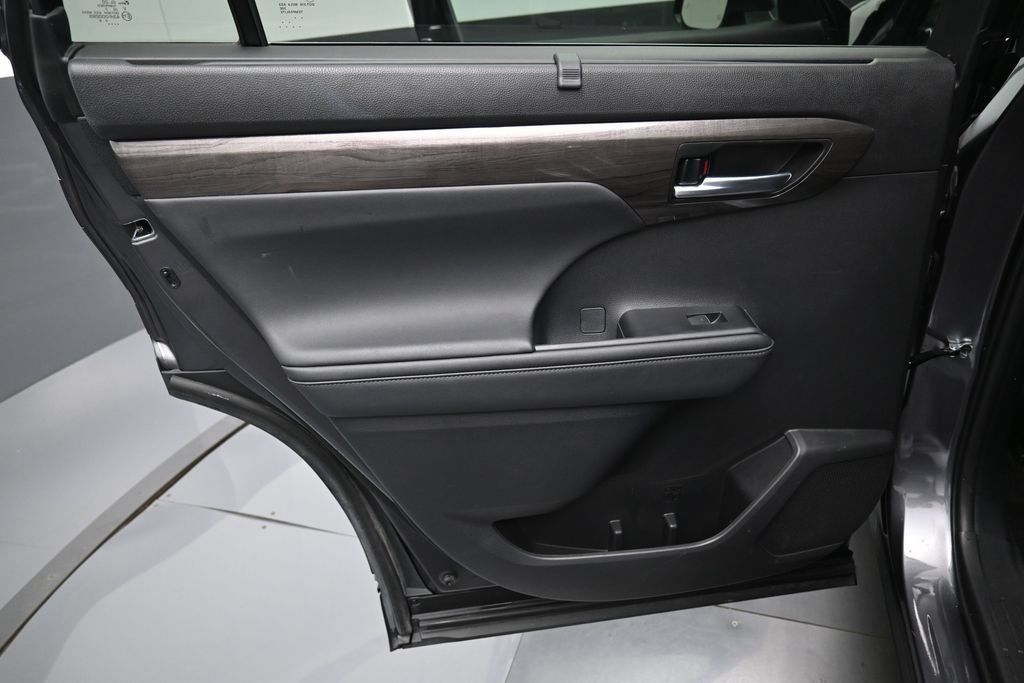 Certified 2024 Toyota Highlander Limited AWD/4WD image 31