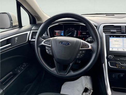 Used 2017 Ford Fusion SE w/ Fusion SE Technology Package image 13