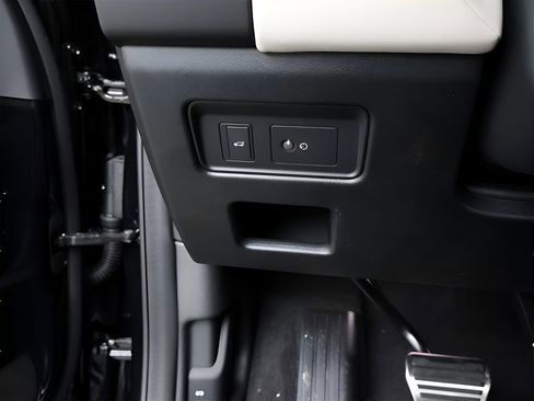 New 2025 Land Rover Discovery Metropolitan Edition image 76