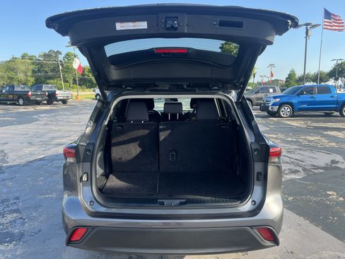 Used 2022 Toyota Highlander LE AWD/4WD image 11
