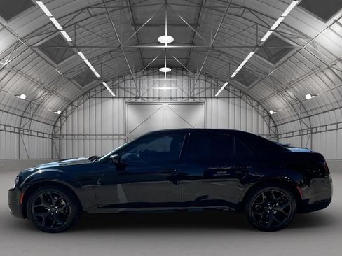 Used 2022 Chrysler 300 Touring w/ Sport Appearance Package RWD image 4
