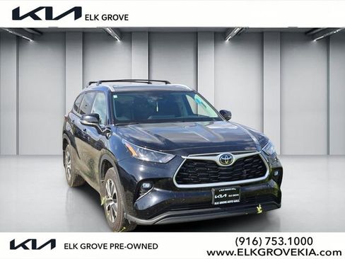 Used 2023 Toyota Highlander XLE AWD/4WD image 1