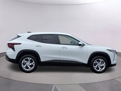 Used 2026 Chevrolet Trax LS w/ LS Convenience Package FWD image 8